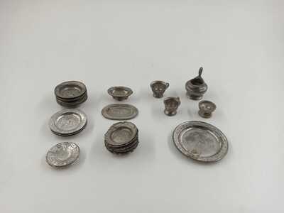 242e41c3-16b3-40a9-8f82-f8d67595a068.jpg; 0000-0168-KPO/1-23; Zilverkleurig serviesgoed in miniatuur; serviezen