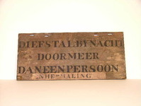 247_b.jpg; 247; Schandbord "Diefstal by nacht door meer dan een persoon"; schandbord
