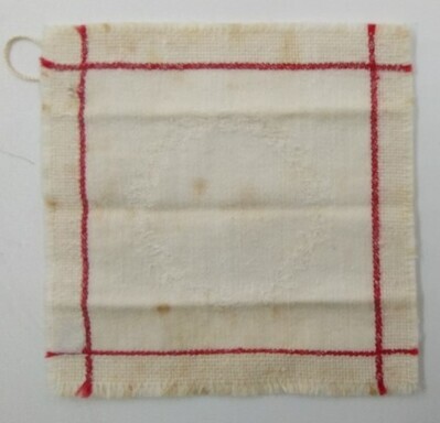 24bade52-6249-401f-8ff2-7a29a59e84e0.jpg; 1960-0282-KPO/21-70/a; Eén servet uit de keuken van het grote poppenhuis.; tafelkleden