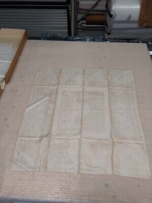 24ddc1bb-ea06-4c54-bb42-65319d2efc46.jpg; 0000-0039-MWE; Damasten servet "Pax Vobiscum".; servetten