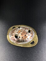 252f1219-7006-4f33-9755-47ba18f95249.jpg; 1960-0284-KPO/028; Rood en geelkoperen vergiet op 3 ronde poten; vergieten