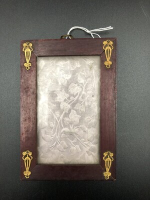 2543cba5-4a32-4a32-97be-b66003397fa8.jpg; 0000-0317-HHI; Fotolijstje van mahoniehout met ornamentjes.; fotolijsten