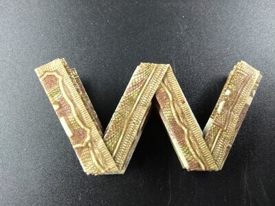 25ee3879-31c0-43d8-b883-6d7dfafcb28c.jpg; 0000-0852-PRE; 'W' gevouwen uit een zilverbon van 1 gulden uit 1920.; curiosa