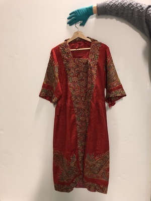 26670ad1-d2e9-4607-b4e0-a0771b0bea41.jpg; 2019-0004-OWE; Rode kaftan; kaftan