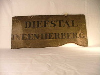 270_a.jpg; 270; Schandbord met aan weerszijden tekst.; schandbord