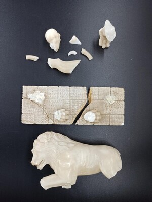 27d0ccf3-dd7e-413b-8242-b5f65617c8d2.jpg; 1959-0001-OKU/i; Leeuw voor marmeren klok met koperen uurwerk; klokken (uurwerken)