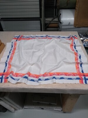 27eebc24-60d7-4868-9c6e-3e156e032ff3.jpg; 1997-0253-HHI; Tafelkleed met ingeweven rood-wit-blauwe rand ter gelegenheid van de bevrijding in 1945.; tafelkleden