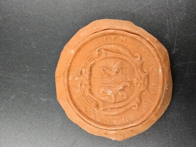 28d41a1d-1d5f-4283-acb0-3801bfc2e357.jpg; 0000-0302-PEO; Waszegel met wapenschild waarin links een leeuw en rechts de Haagse ooievaar.; zegels (identificatiedragers)