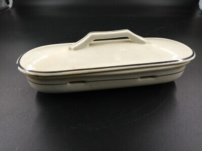 299403f1-3965-4378-b4a0-6ca5de337dd6.jpg; 0000-0238-MCE; Crèmekleurig, aardewerken zeepbakje met deksel.; zeepbakjes