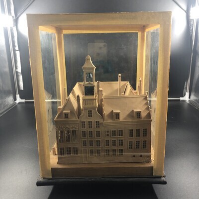 29e27b98-ee2d-4d49-9dbb-ba0101c69050.jpg; 0000-0744-HHI; Model van gebouw met klokkentoren; gebouwen