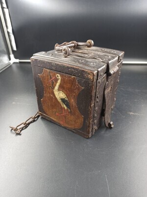 2a0ddf71-3031-4746-b681-6ac68e0d37de.jpg; 1897-0002-OHO; Buurtbus aan twee zijden beschilderd met een ooievaar en op het deksel een handvat met ketting; buurtbus