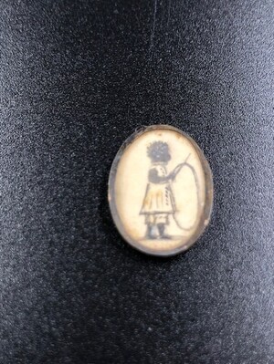 2a371746-baf7-45e1-8e8e-a6a04a46d552.jpg; 1960-0225-KPO/092; Ovalen metalen lijstje met afbeelding meisje met hoepel; fotolijsten