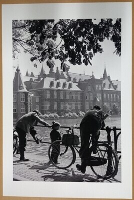 2ad59c8f-1698-46a6-be61-241aa5d46032.jpg; 2010-0368-PRE; Twee in de Hofvijver vissende mannen met kind; op de achtergrond Het Binnenhof.; fotografie