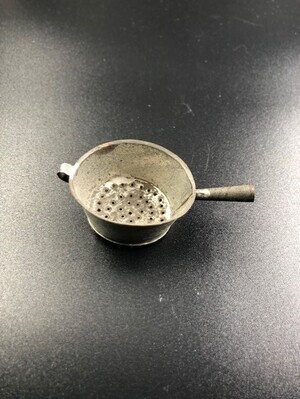 2b1439d9-c57f-4039-b46a-bcaf7fa138bf.jpg; 1960-0284-KPO/060; Metalen ovalen vergiet met steel; vergieten