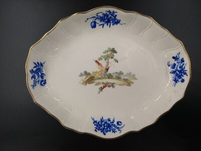 2b398806-3815-4ebf-b65f-56e9b6f75c59.jpg; 1940-0279-OCE; Ovale schaal met vogeldecoratie; keramiek (objectgenre)