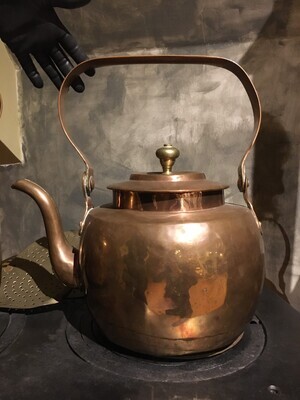 2bf2eedb-90fb-4100-aa00-73b0a3c6400b.jpg; 1995-0066-HHI/1-2; Koperen waterketel met deksel; metaal