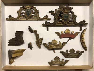 2e77f388-9de4-4901-8221-a2055fddfe4b.jpg; 0000-0192-OHO/a-m; Verschillende lijstversieringen met het familiewapen van De Witt; ornamenten