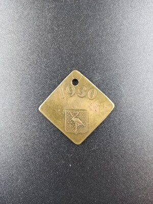 2e9158e4-16b9-4051-acd3-8e0175b9fb2f.jpg; 0000-0332-PEO; Hondenpenning uit 1930; hondenpenningen (belastingpenningen)