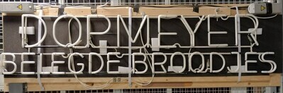 2ee634c9-93eb-4d4c-9445-2f323cdeac8f.jpg; 2018-0008-ODI; Dopmeijer belegde broodjes; neonreclame