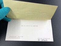 2ee86424-a32f-4f53-ba68-a68d19059f56.jpg; 0000-0760-HHI/a-c; Jubilieumblik van firma Quant met thee en lepel; blikken (houders)