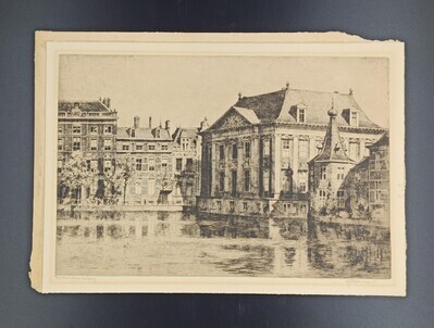 3007d32c-d37e-4190-ab2d-36ccaaaa33a1.jpg; 1982-0534-PRE; Het Mauritshuis gezien vanaf de Lange Vijverberg.; prenten