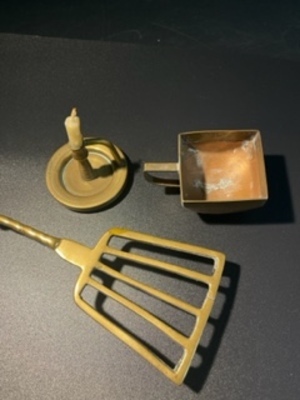 30818424-e18d-4304-a624-3adbc7c1fd60.jpg; 1960-0307/1-3; Set bestaande uit treeft, blaker en vuurtest van een geel en rood koperlegering; treeften