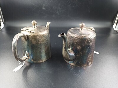 3095d7a5-e1f8-40a8-a16f-819c8c885ed4.jpg; 2012-0003-MMO/b; Een zilverkleurige schenkkan met scharnierdeksel, afkomstig uit het vm. Hotel de Oude Doelen aan het Tournooiveld te Den Haag.; kan