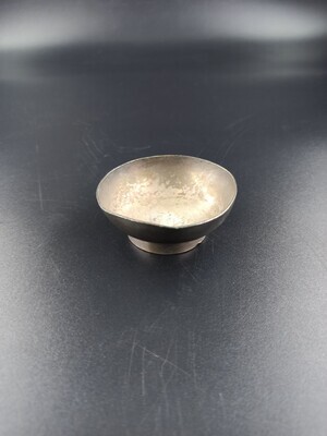 30a29ee8-34f9-4728-9850-e3200c20a335.jpg; 2020-0002-MME; Zilveren kommetje met het logo van Garoeda; kommen