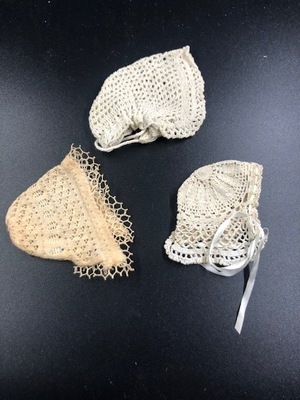 31c6ab04-aaff-436a-b8ce-78ba77e3631e.jpg; 1960-0274-KPO/112; Drie cremekleurige gehaakte mutsjes; mutsen (winterkleding)