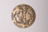 31f18c82-a868-45fe-9d99-80d207c3e8da.jpg; V-HHM-0319; Het topstuk (bronzen plaquette Haags politiekorps) van de heer J.J.M. Robijn; MijnDenHaag*