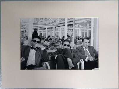 322abcdd-5a88-4a22-adc0-514b2c7599aa.jpg; 0000-0904-PRE; Drie mannen op het terras van het Kurhaus, Scheveningen.; fotografie