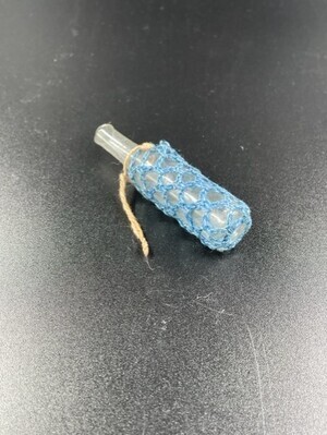 32f4e39b-b17a-4693-b965-bbac85b2a2d4.jpg; 1960-0000-KPO/229; Glazen fles met haakwerk eromheen
; flessen