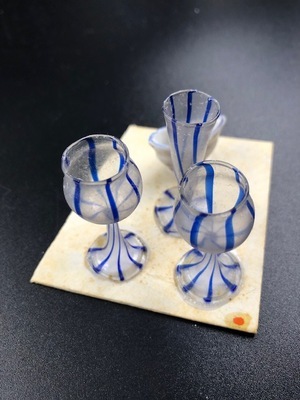 33e04c80-ce74-4a33-9d42-35e6e75f1fd7.jpg; 1960-0284-KPO/140; Vijf doorzichtige glazen op voet met verticale blauwe strepen; glazen