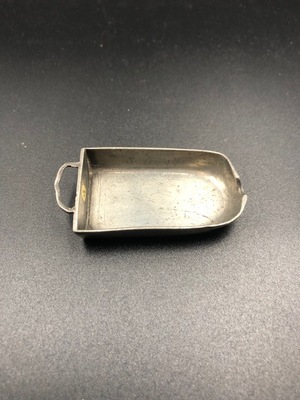 344b27f3-c81c-4b4e-b615-86eb3a7af294.jpg; 1960-0259-KPO/037; Langwerpige metalen braadslede met oortje; braadslede