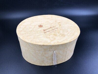 34bc569a-ae5c-4410-b48e-a7d1936fa653.jpg; 2017-0008-MDI; Kartonnen doos "Maison de Bonneterie" met daarin een paar gehaakte handschoenen.; dozen (houders)