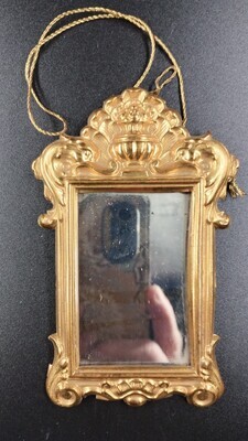 3512c4f1-b3e2-47a3-a78b-ee58fd9bdabc.jpg; 1960-0225-KPO/018; Spiegel met goudkleurige lijst en karton tegen de achterkant.; miniaturen