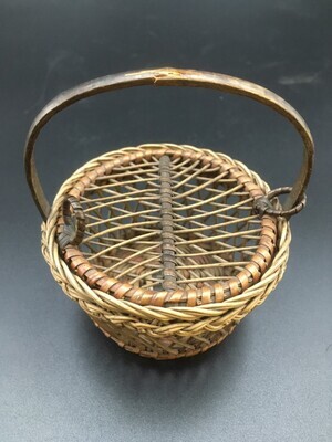 35452140-4350-4ce5-9b52-b081003e3257.jpg; 1960-0000-KPO/017; Hengselmand met sluitbaar deksel; hengselmanden