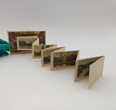 35c83e3f-f928-4f25-a934-29fdeb67f54f.jpg; 2019-0001-PRE; Ansichtkaart Stadhouderspoort Den Haag met uitvouwbare leporello met fotos van bezienswaardigheden van Den Haag; prenten