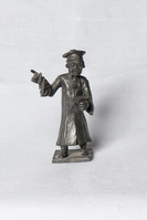 3661f2d2-5026-4e78-ad65-ad346e307739.jpg; V-HHM-1014; Het topstuk (beeldje van een advocaat) van Jos Zevenberg; MijnDenHaag*