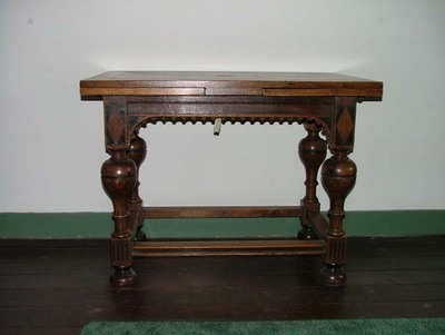 372_a.jpg; 1999x372; Kruisvoettafel.; tafels (dragend meubilair)