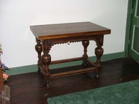 372_b.jpg; 1999x372; Kruisvoettafel.; tafels (dragend meubilair)