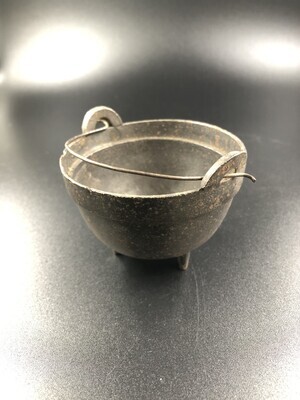 3785c25c-247e-4d4c-ad2a-2eff9a4c7ba4.jpg; 1960-0000-KPO/153; Gietijzeren kookpot met hengsel; kookpotten