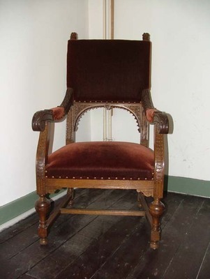 378_a.jpg; R-GP-0378/2; Stoel met armleuningen en bekleed met donkerrood velours.; stoelen