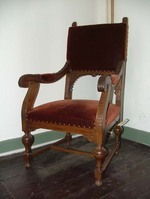 378_c.jpg; R-GP-0378/1; Stoel met armleuningen en bekleed met donkerrood velours.; stoelen