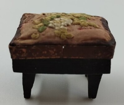 387a7e3f-57d8-47a1-ace5-466b988e34e6.jpg; 1960-0225-KPO/057; Rechthoekig voetenbankje met geborduurde bloemendecoratie.; miniaturen