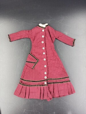 387b6c8f-bcc8-459a-91f4-f193f6ab1cbe.jpg; 1960-0098-KPO; Rode jurk met lange mouwen en kanten kraag; poppenkleding