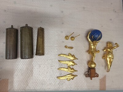 38b38b2e-a87f-434f-91ab-f1767b043b9a.jpg; 1908-0027-OKU/b; Onderdelen van een staand horloge van notenhout in Lodewijk XIV stijl; tijdmeetinstrument