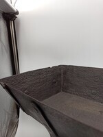 38c66a8c-2bd8-40a6-9960-6a8d1e2f3cba.jpg; 354; Langwerpige asbak op vier pootjes; asbakken