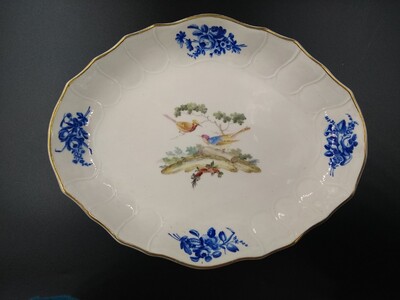39938955-2397-4fee-9351-95c77c294677.jpg; 1940-0276-OCE; Ovale schaal met vogeldecoratie; keramiek (objectgenre)