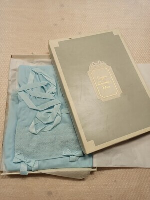39b4d067-42f0-49ed-97ad-28a82f468ec5.jpg; 2018-0006-MWE/1-2; Lang dames nachthemd in de kleur "ciel" (lichtblauw) van Christian Dior in originele kartonnen verpakking (onderdeel van de V&D schat/tijdcapsule uit de jaren 1960); vrouwenkleding
